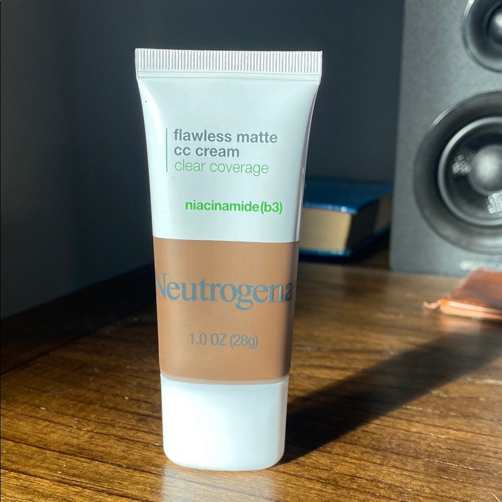 Neutrogena Flawless Matte CC Cream with Niacinamide (b3) in Shade Truffle 9.5